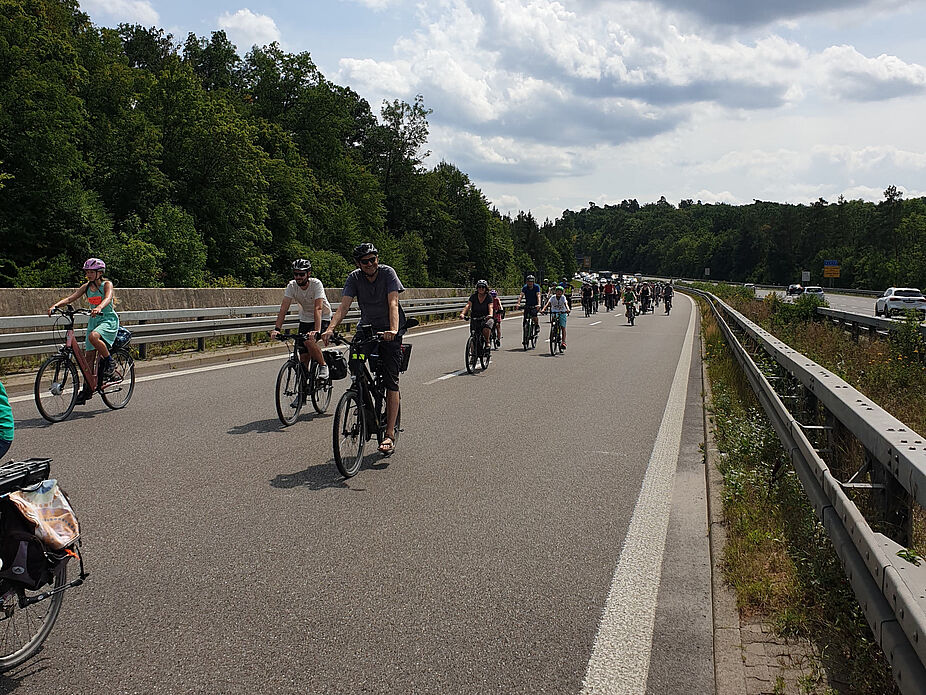 Demo Radschnellweg Wildparkstraße am 23.7.2022 - RadlerInnen auf der Strecke RadlerInnen auf der Wildparkstraße währende der Demo für einen Radschnellweg