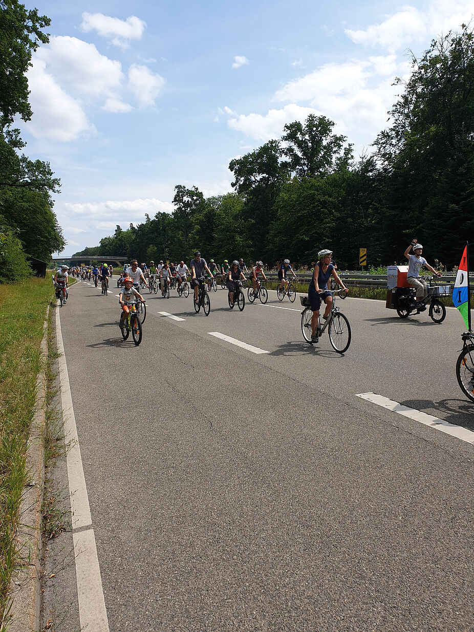Demo Radschnellweg am 23.7.2022 - RadlerInnen auf der Wildparkstraße RadlerInnen auf der Wildparkstraße während der Demo für einen Radschnellweg