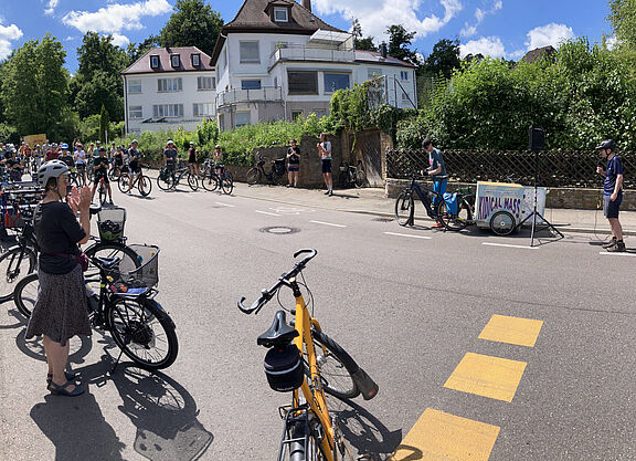 Raddemo beim Zwischenstopp in der Waldburgstraße.