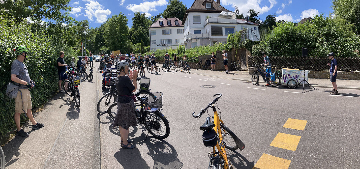 Fahrraddemo Stuttgart-Vaihingen am 28.6.2025 Raddemo beim Zwischenstopp in der Waldburgstraße.