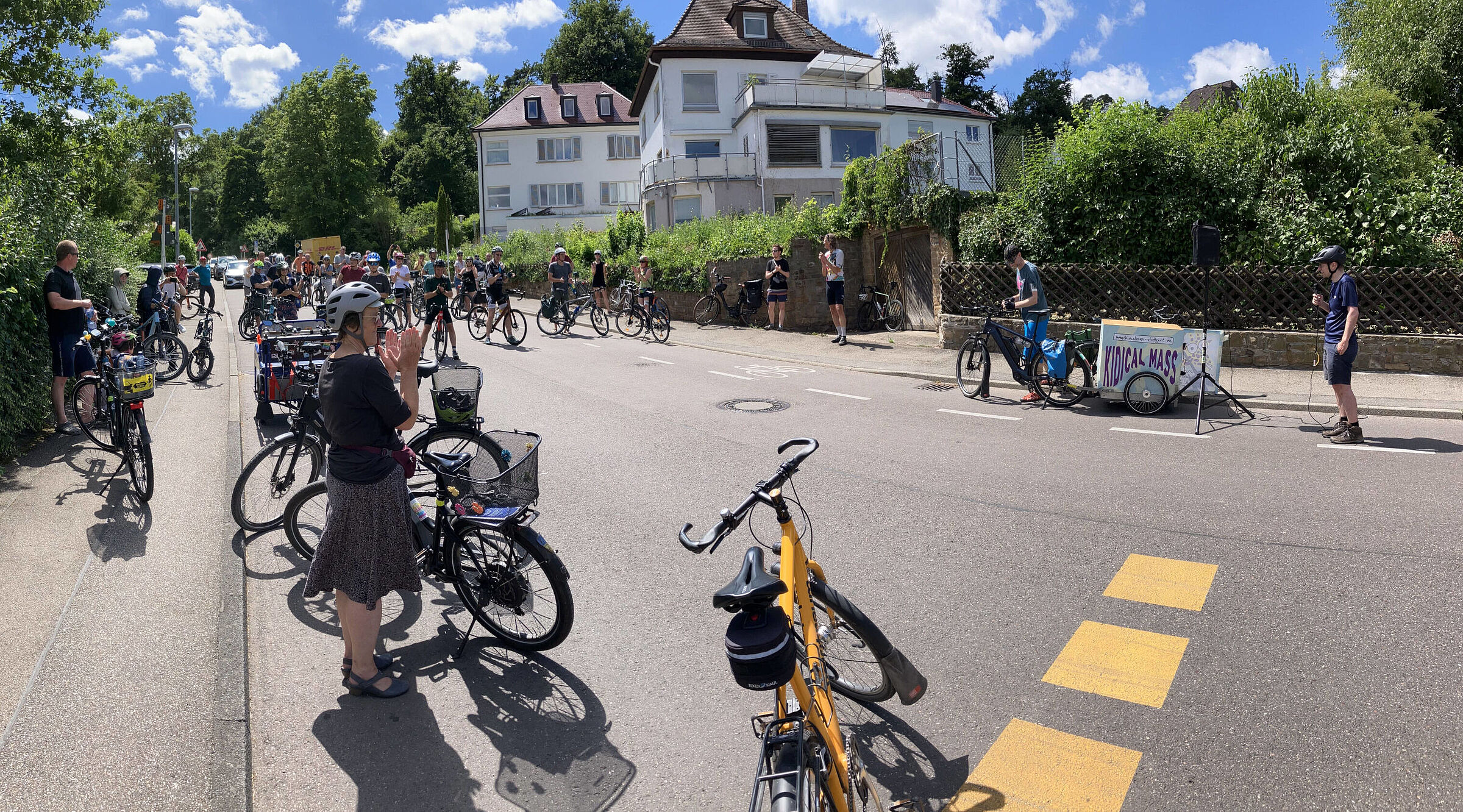 Raddemo beim Zwischenstopp in der Waldburgstraße.
