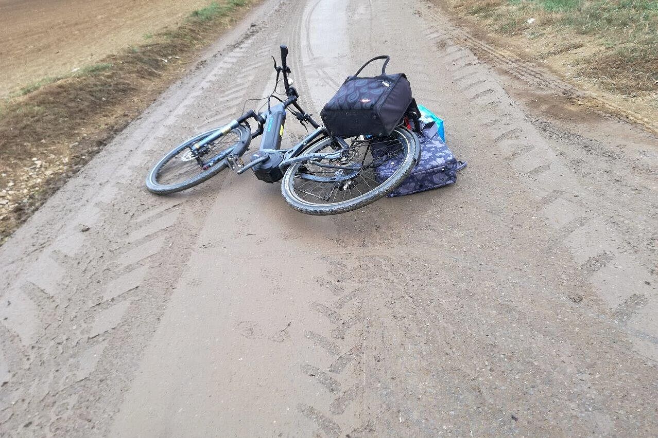 Fahrrad nach Sturz auf verschmutztem Wirtschaftsweg bei Umfahrung des Flughafentunnels 
