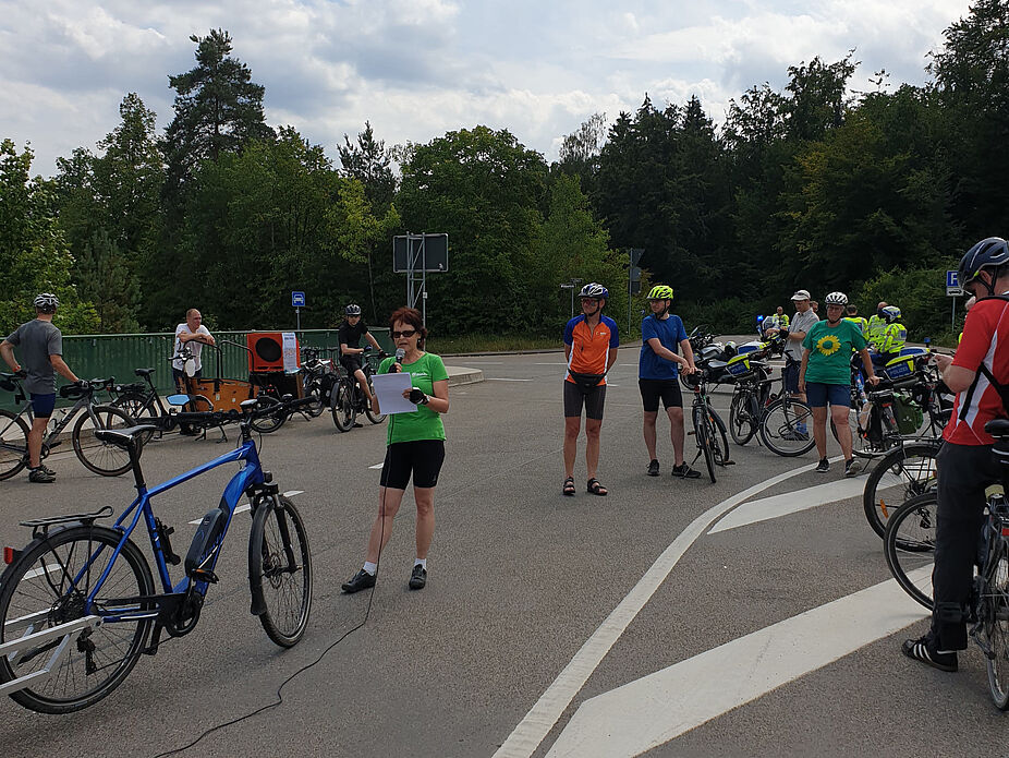 Demo Radschnellweg Wildparkstraße am 23.7.2022  - Clarissa Seitz vom BUND beim Zwischenstopp Demo Radschnellweg Wildparkstraße - Ansprache von Clarissa Seitz vom BUND während des Zwischenstopps auf der Brücke Forsthaus Solitude