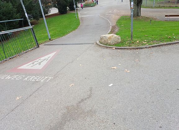 Großer Steinblock am Rand des Radweges