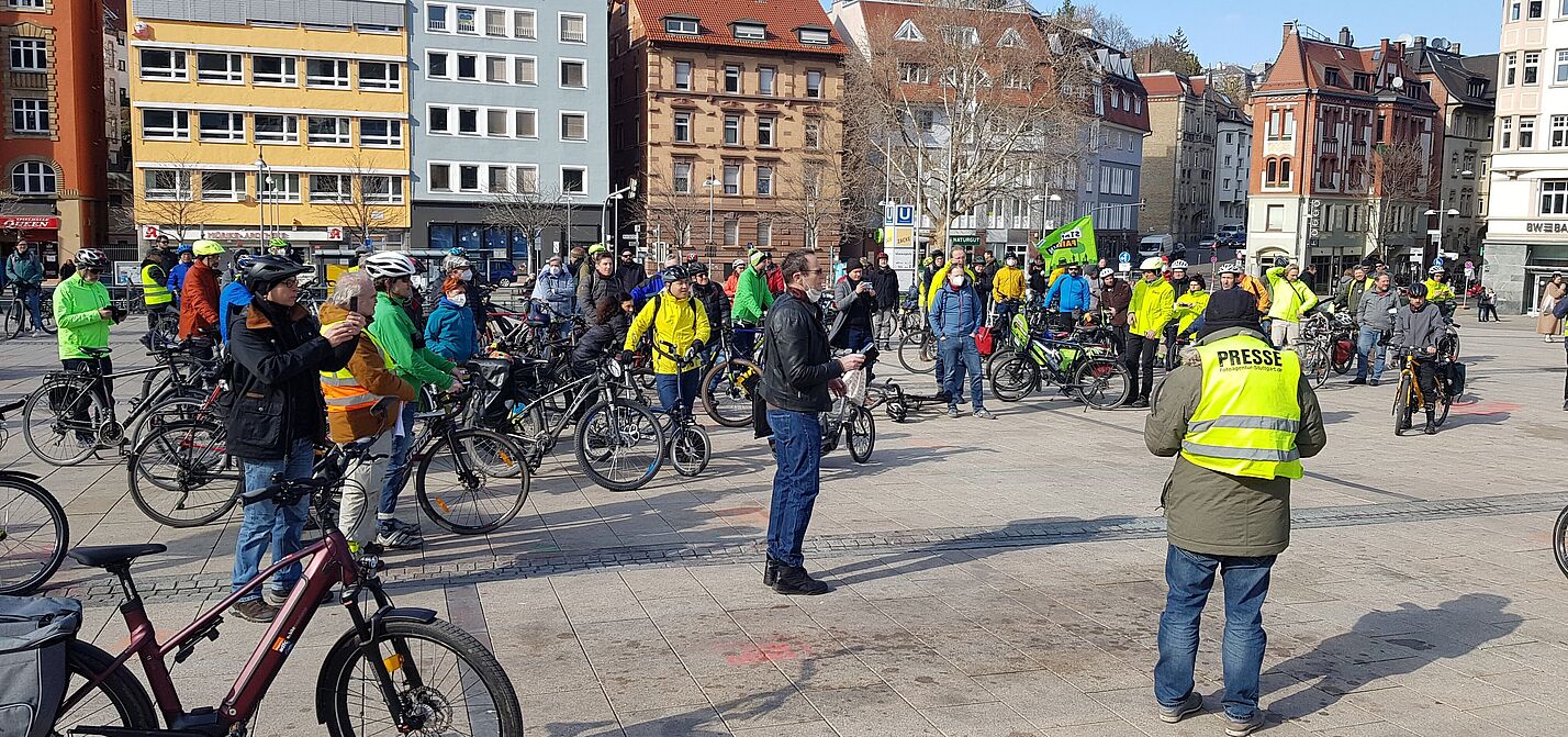 Demo Kaltental Kundgebung auf Marienplatz währen Fahrraddemo für Popup-Radweg in Stuttgart-Kaltental