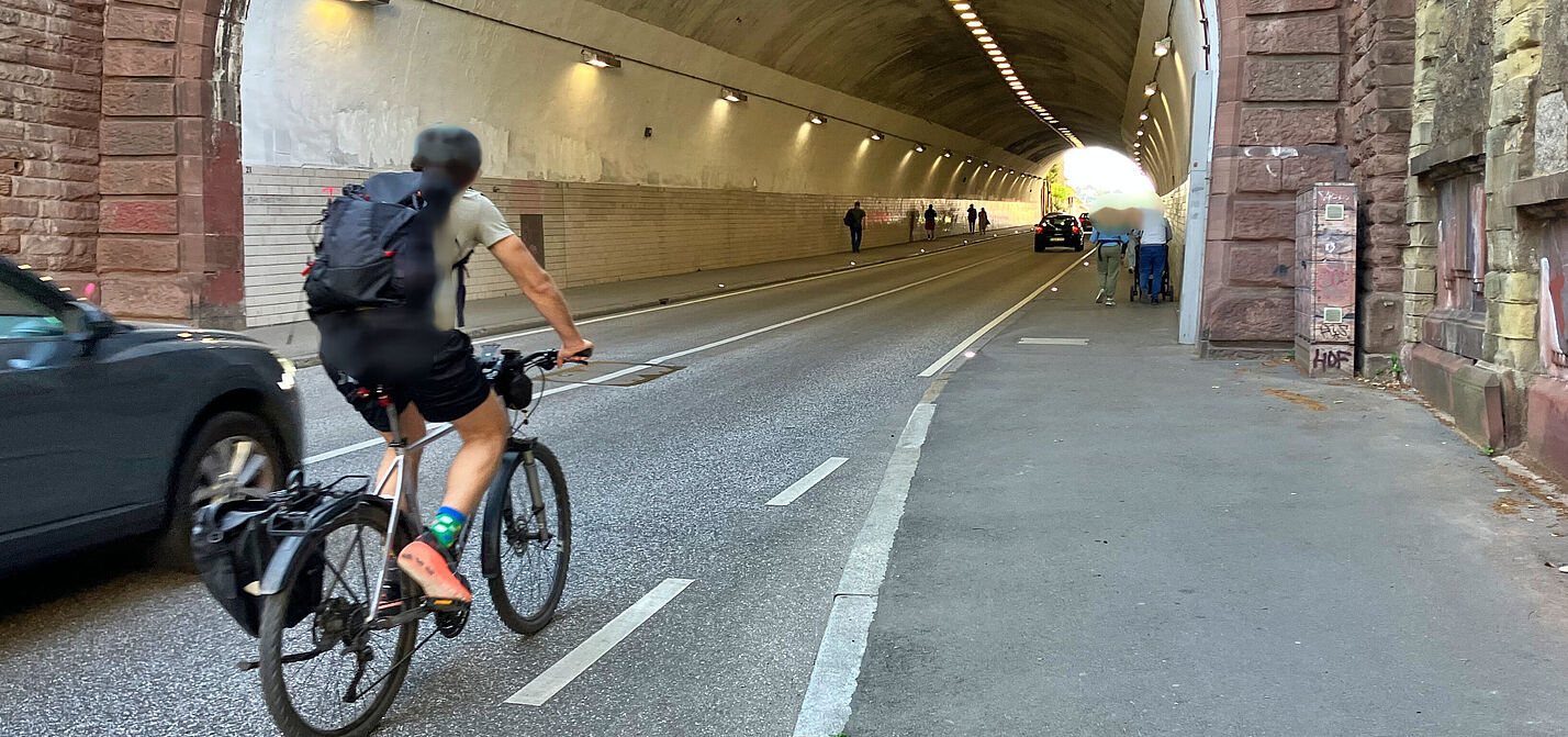 Schwabtunnel Einfahrt in den Schwabtunnel: Auto- und Radfahrende kommen sich in die Quere, Fußgänger*innen brauchen den Gehweg für sich.
