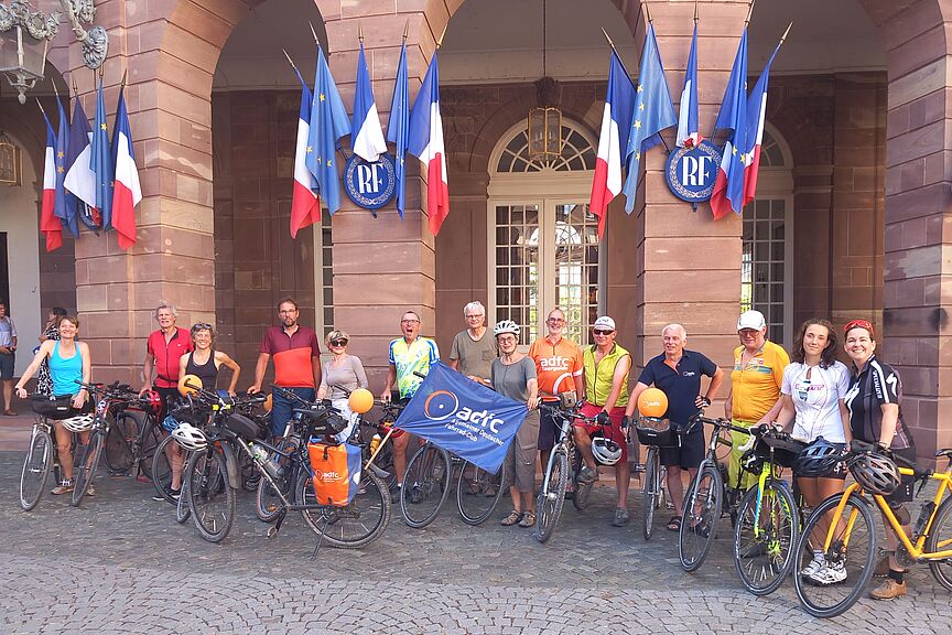 Deutsch-französische Fahrrad-Sternfahrt nach Straßburg Teilnehmer der Fahrrad-Sternfahrt nach Straßburg vor dem Straßburger Rathaus