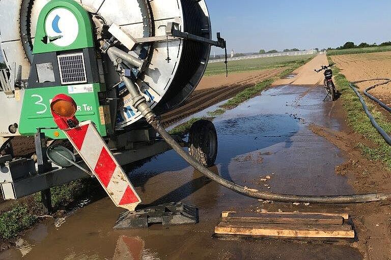 Wirtschaftsweg nach Beregnung auf Umfahrung des Flughafentunnel
