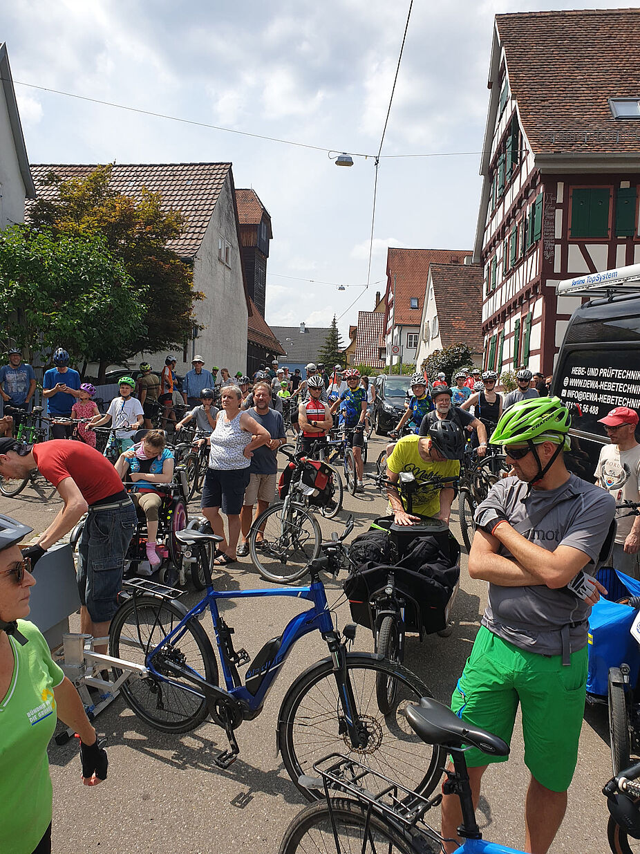 Demo Radschnellweg Wildparkstraße am 23.7.2022 - RadlerInnen am Startpunkt RadlerInnen machen sich Startklar für die Demo Wildparkstraße