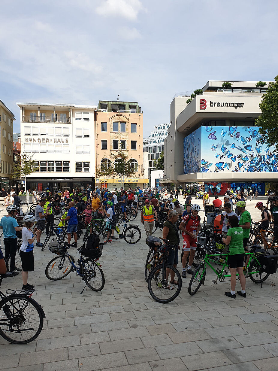 Demo Radschnellweg Wildparkstraße am 23.7.2022 - Abschlusskundgebung auf dem Marktplatz Abschlusskundgebung der Demo für einen Radschnellweg an der Wildparkstraße am 23.7.2022 auf dem Stuttgarter Marktplatz