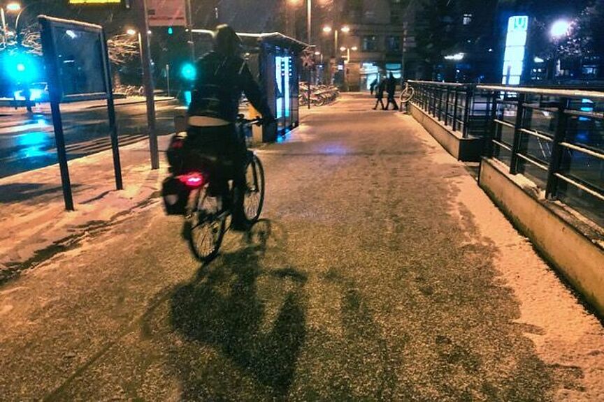 Schneeradeln Radfahrende im Winter, bei Schnee, Kälte und Dunkelheit