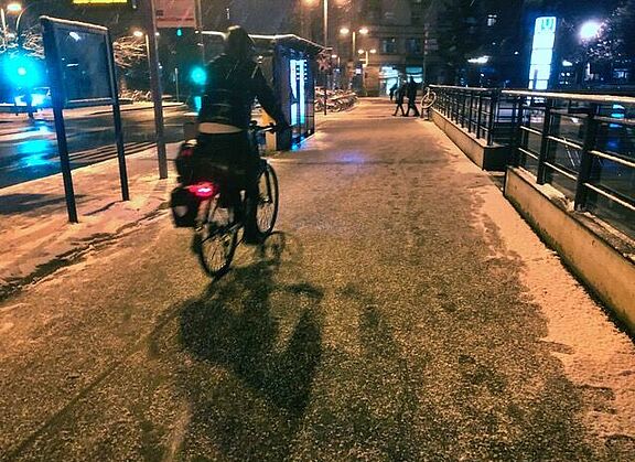 Radfahrende im Winter, bei Schnee, Kälte und Dunkelheit