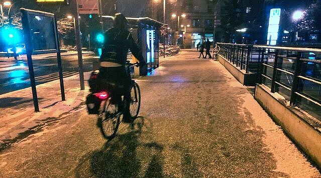 Radfahrende im Winter, bei Schnee, Kälte und Dunkelheit