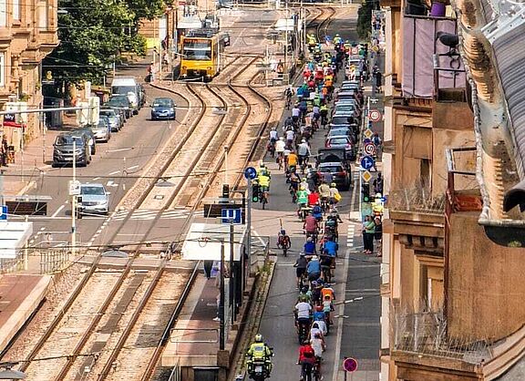 viele Radfahrende in Stuttgart-West, für mehr Radverkehr