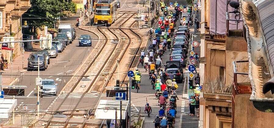 viele Radfahrende in Stuttgart-West, für mehr Radverkehr
