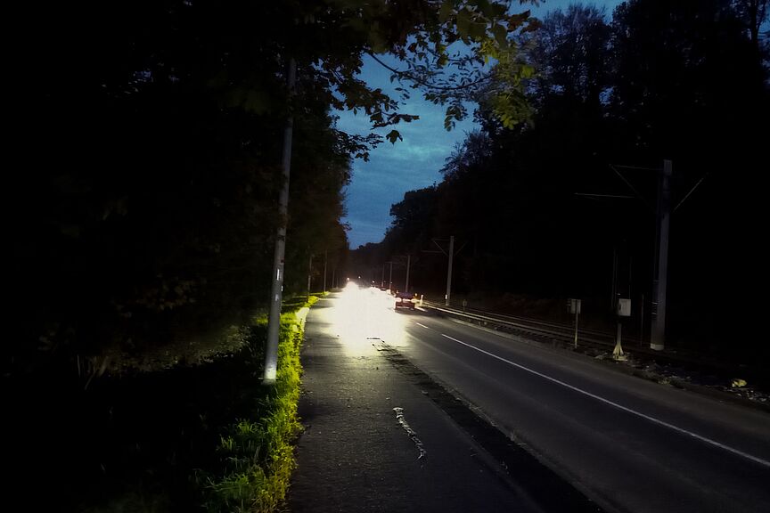 Straßenbeleuchtung abgeschaltet? Umso wichtiger ist ein Fahrrad mit guten Leuchten und Reflektoren. Straßenbeleuchtung abgeschaltet? Umso wichtiger ist ein Fahrrad mit guten Leuchten und Reflektoren.