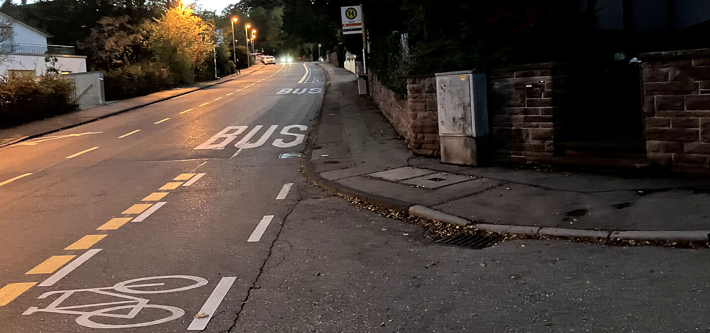 Waldburgstraße mit Schutzstreifen bergauf Waldburgstraße mit Schutzstreifen bergauf