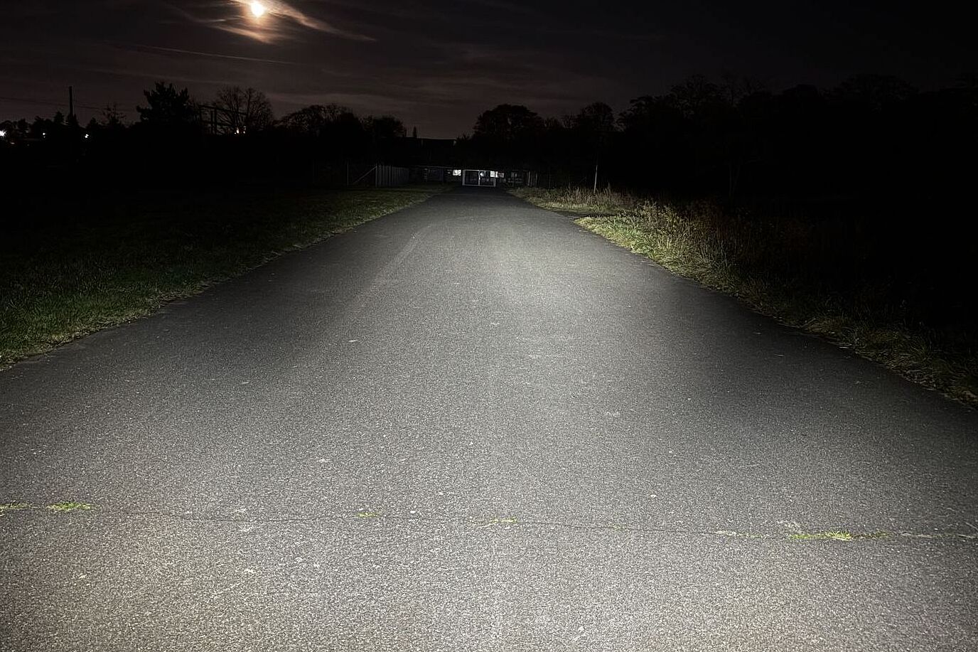 Das eingeschaltete Fernlicht der Busch+Müller-Leuchte in dunkler Umgebung. 